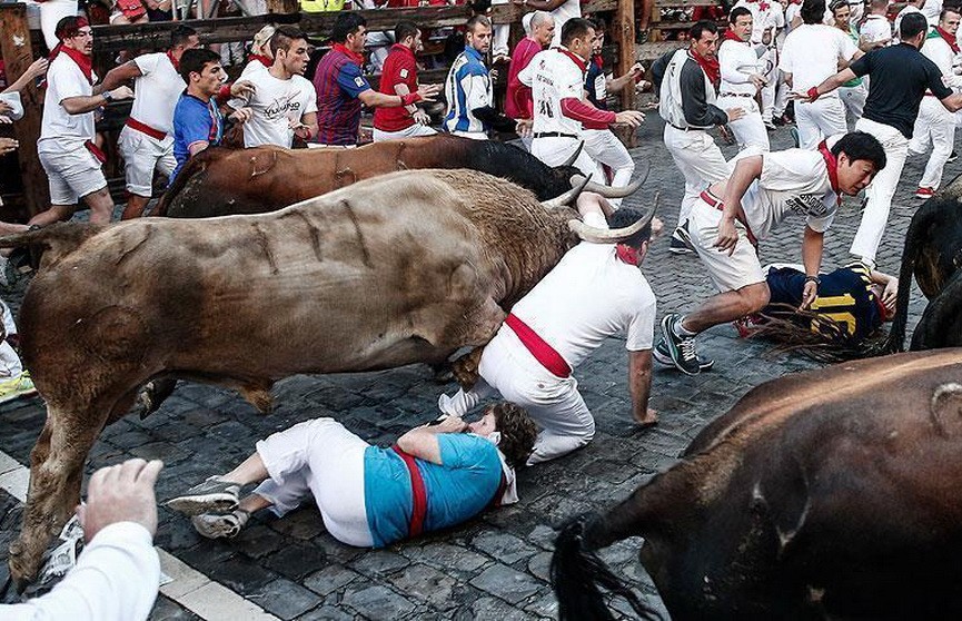 На фестивале в Испании во время забега быков пострадали 28 человек