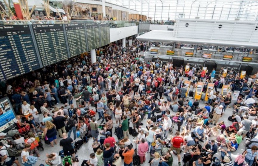 В аэропорту Мюнхена из-за одной пассажирки отменили 330 рейсов
