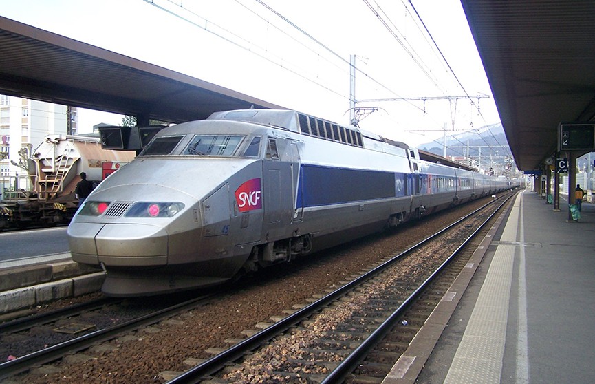 Пассажирский поезд сошёл с рельсов во Франции