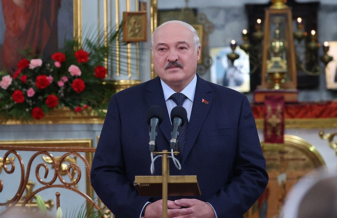 Лукашенко встречает Пасху на Родине!