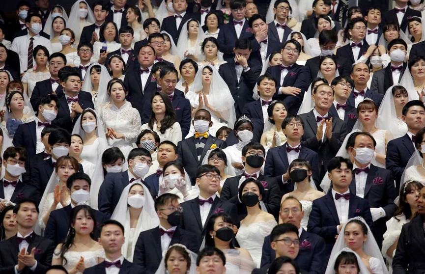 Массовая свадьба в Корее: тысячи пар поженились несмотря на вспышку коронавируса