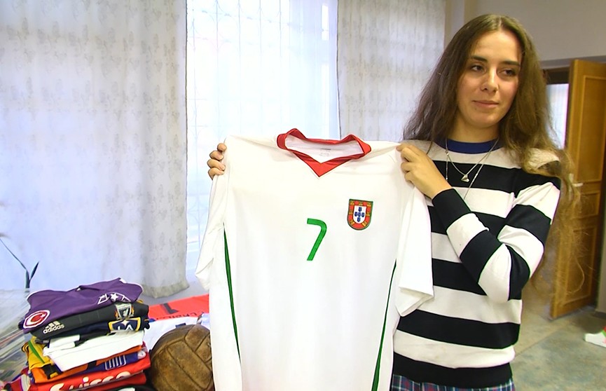 Самая большая коллекция футбольной атрибутики попала в белорусскую книгу рекордов Гиннеса: заядлый болельщик – девушка
