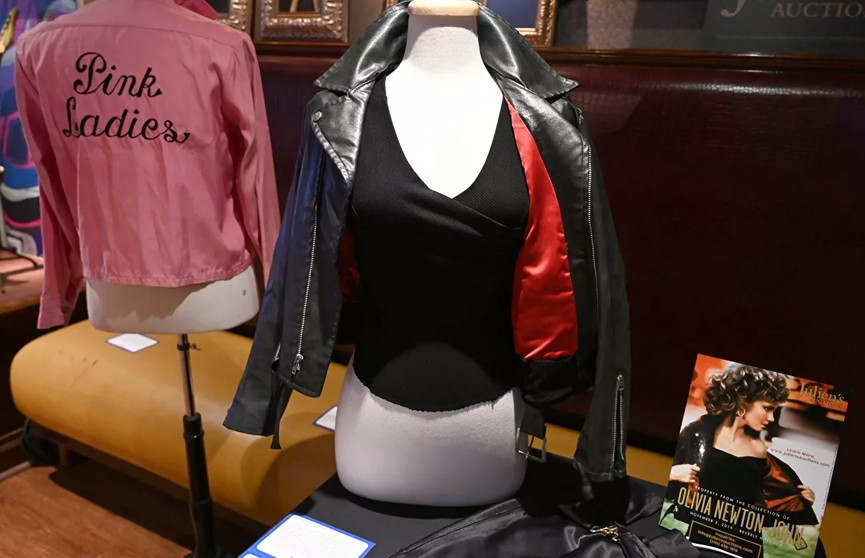 Кожаную куртку и брюки из фильма с Траволтой продали на аукционе за $400 тысяч