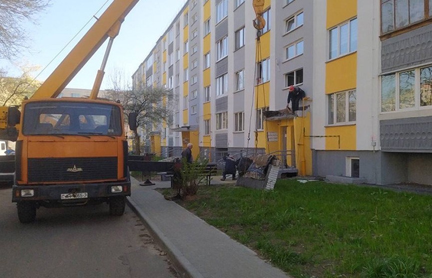 Козырек подъезда обрушился в многоэтажке в Минске