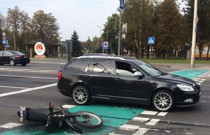 В Минске мотоцикл врезался в легковушку