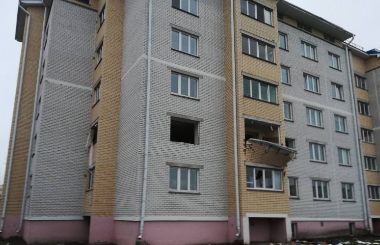 В Дрогичине в квартире монтировали натяжные полотки: выбило окна и почти обвалился балкон