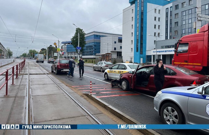 Три авто столкнулись на ул. Долгобродской в Минске