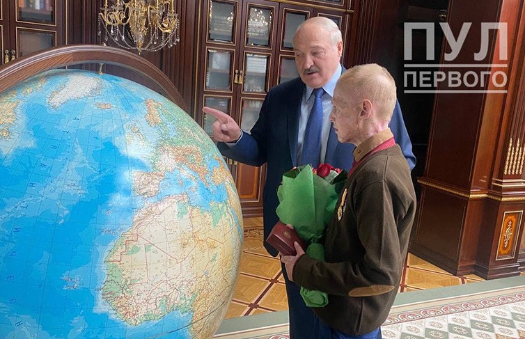Александр Лукашенко провел для Ромы Когодовского экскурсию по своему кабинету