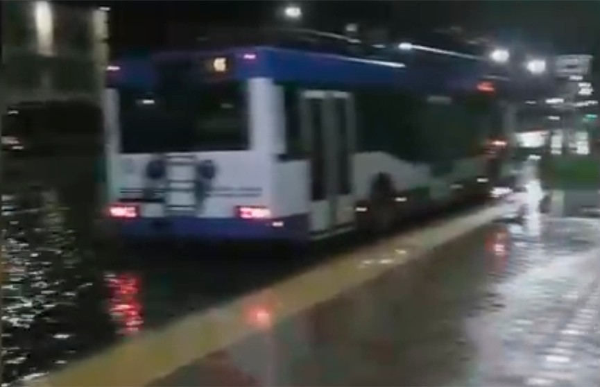 Сильный ливень затопил Брест: движение троллейбусов затруднено
