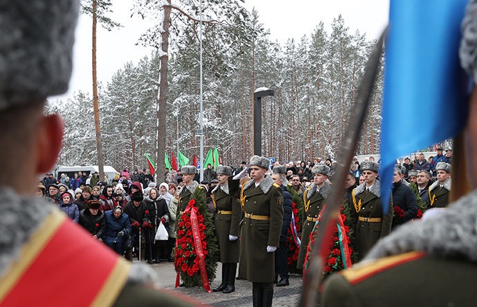 В Международный день памяти жертв геноцида белорусы идут к мемориалам и местам захоронений