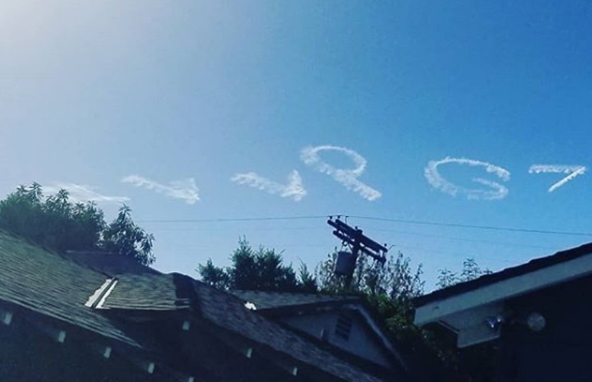 В небе над Голливудом появилась надпись в честь дня рождения Путина