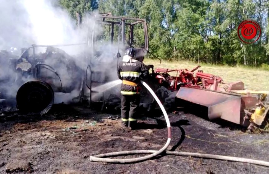 Сгорел на работе. На поле в районе деревни Недойка загорелся трактор