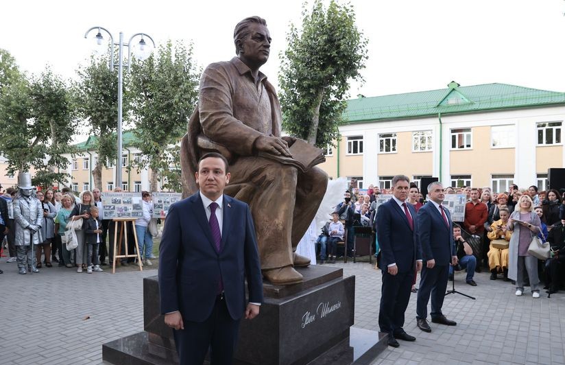 Памятник Ивану Шамякину открыли в Добруше