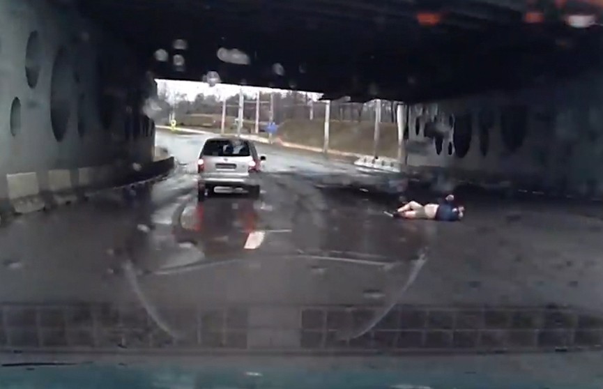 В Минске мужчина спрыгнул с моста прямо под колёса автомобиля