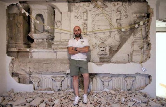 Мужчина затеял ремонт и обнаружил в своём доме архитектурное достояние XIV века