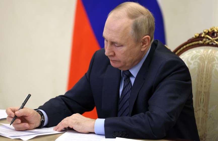 Владимир Путин поручил ввести режим прекращения огня на Украине