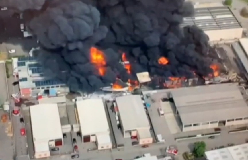 Недалеко от Милана горит здание нефтехимической компании: пострадали шесть человек
