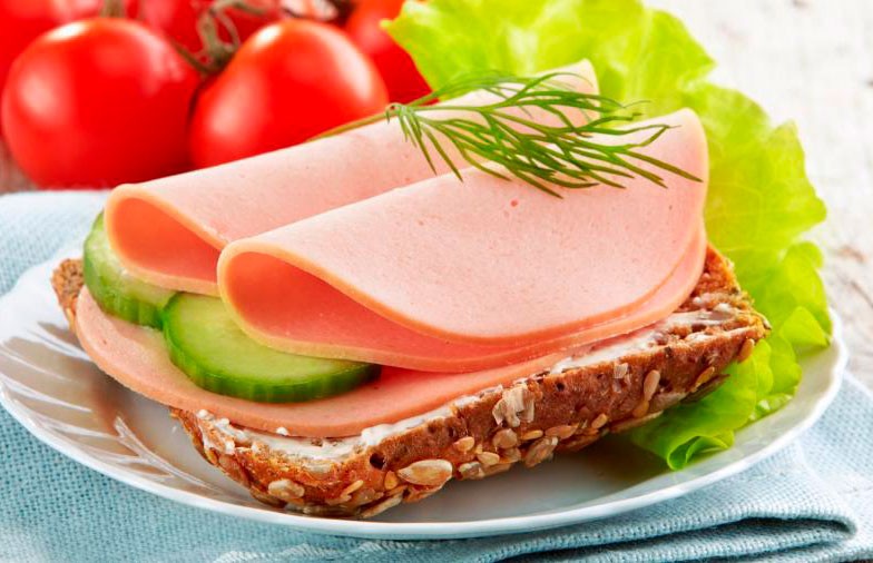 Как есть бутерброды с колбасой и не набирать вес? Диетолог поделилась секретом
