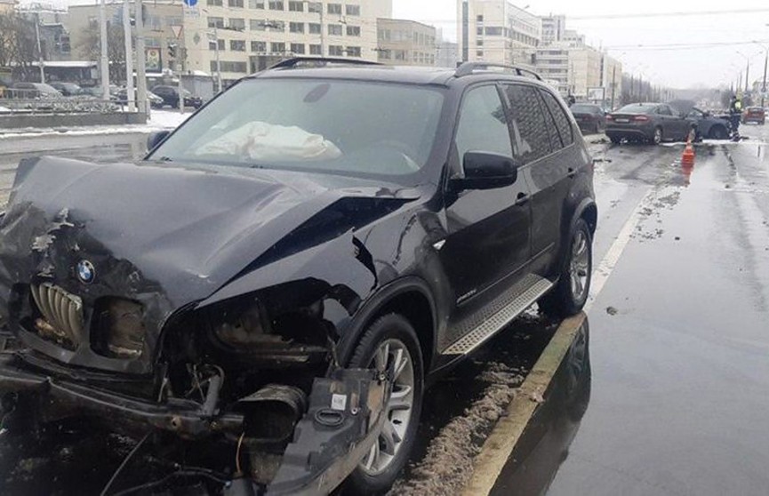 ДТП в Минске: водитель и пассажирка легковушки пострадали