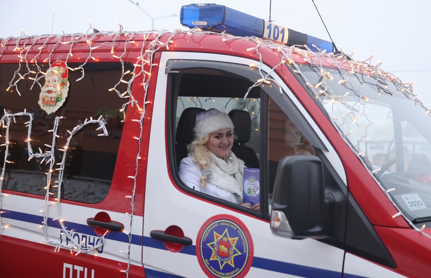 В Гродно автоколонна Дедов Морозов и Снегурочек прокатилась по городу и поздравила горожан. Как это было?
