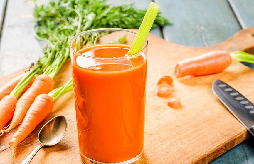 Почему женщинам нужно пить морковный сок?