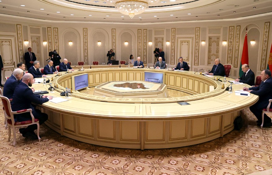 «Товарооборот надо серьезно подтянуть, ведь резервов предостаточно». Александр Лукашенко провел переговоры с губернатором Омской области