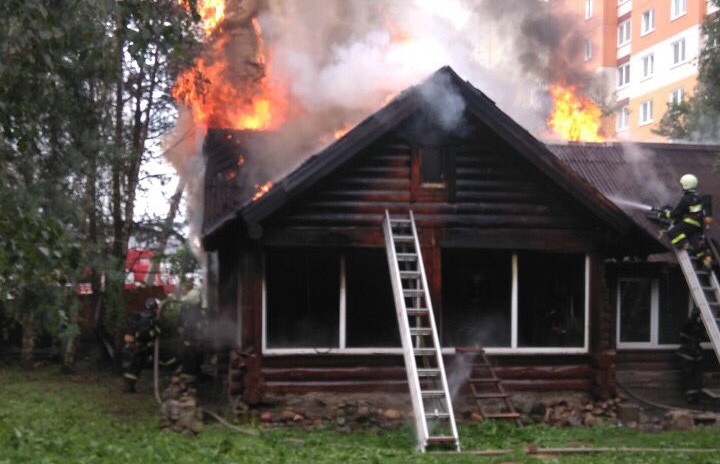 В Минске горела баня на территории частного дома (ВИДЕО)