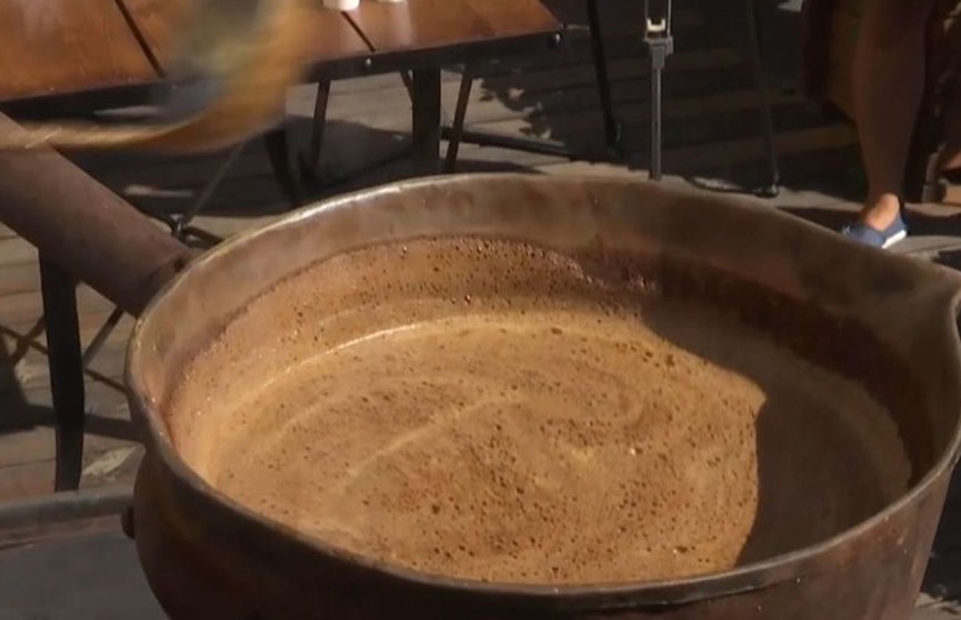 Во Львове сварили сразу 20 литров кофе в огромной турке