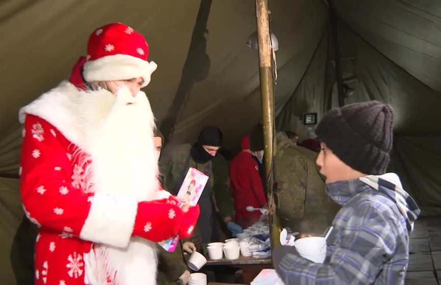 Дед Мороз и Снегурочка навестили детей в кризисном центре для беженцев