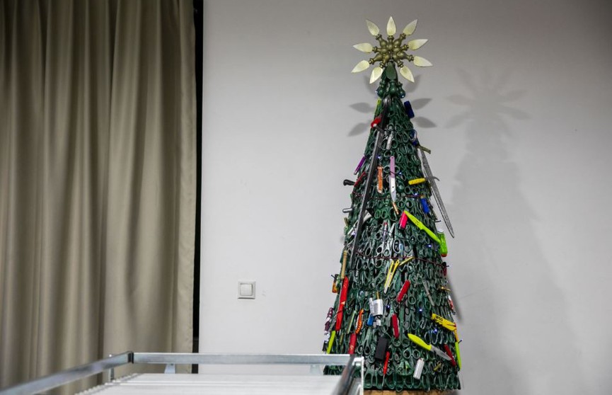 Самую оригинальную рождественскую ель установили в аэропорту Вильнюса