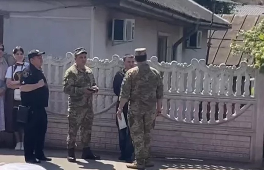 Группа людей напала на сотрудника военкомата на Украине