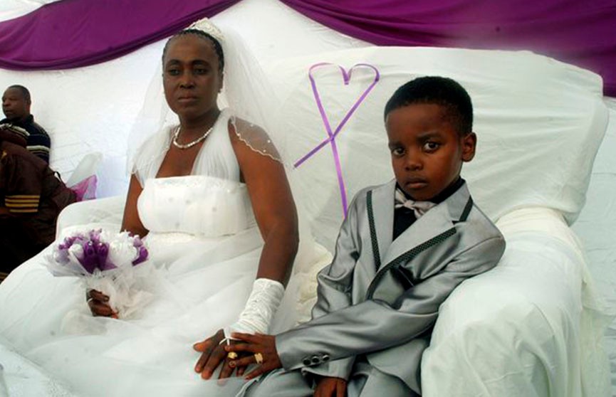 «Меня попросил дед!» Мальчик женился на 61-летней женщине по просьбе умершего