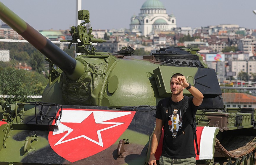 Футбольные фанаты припарковали советский танк перед стадионом