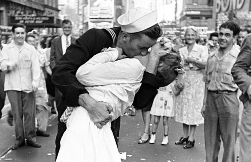 Умер матрос с легендарной фотографии «Поцелуй на Таймс-сквер»