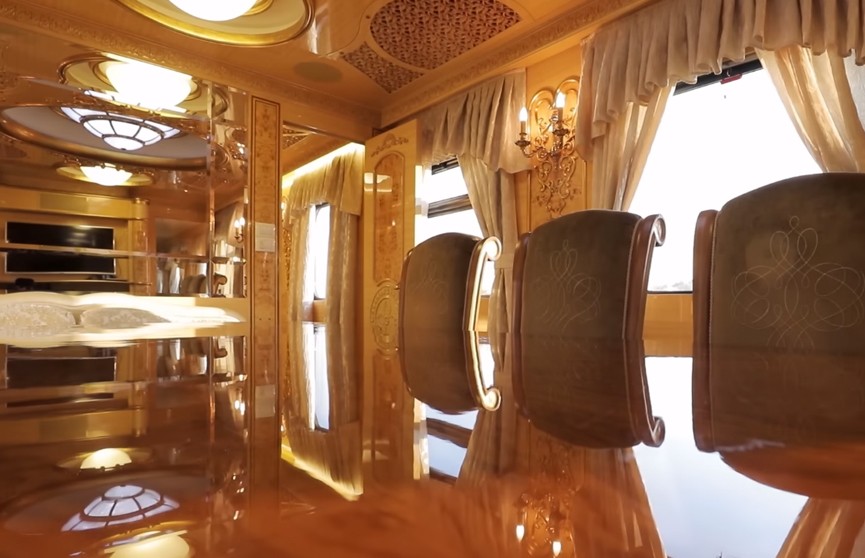 Азаров: президент Зеленский пользуется «золотым вагоном»