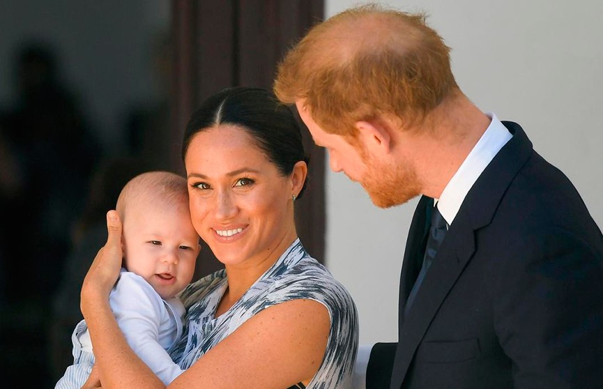 Меган Маркл показала своего подросшего сына Арчи в честь его дня рождения, королевская семья поздравила малыша в соцсетях