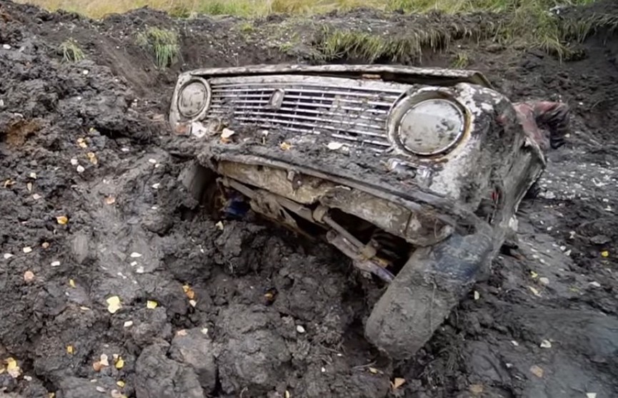 Три автомобиля закопали под землю, а через год попытались завести (Видео)