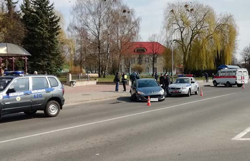 Водитель врезался в остановку в Волковыске. Над ним попытались учинить самосуд
