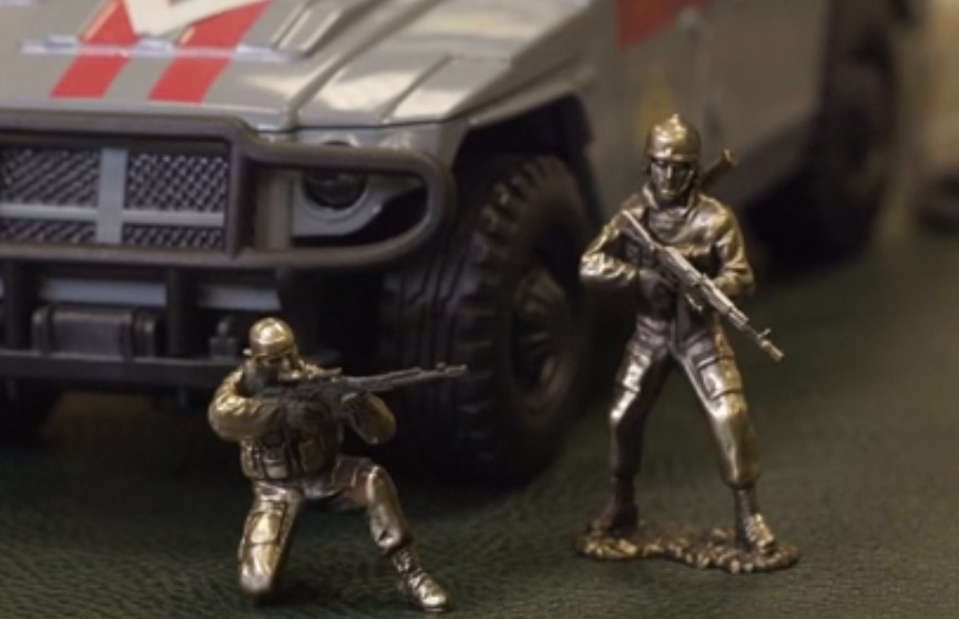 Росгвардия через посольство Франции передала Макрону набор игрушечных машинок и солдатиков, чтобы тот «наигрался»