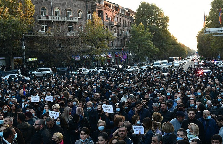 В Ереване продолжаются протесты против трехстороннего заявления по Нагорному Карабаху