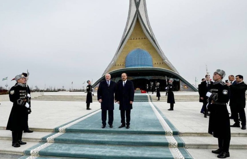 Президент Беларуси возложил венок к Монументу Независимости в Ташкенте (ВИДЕО)