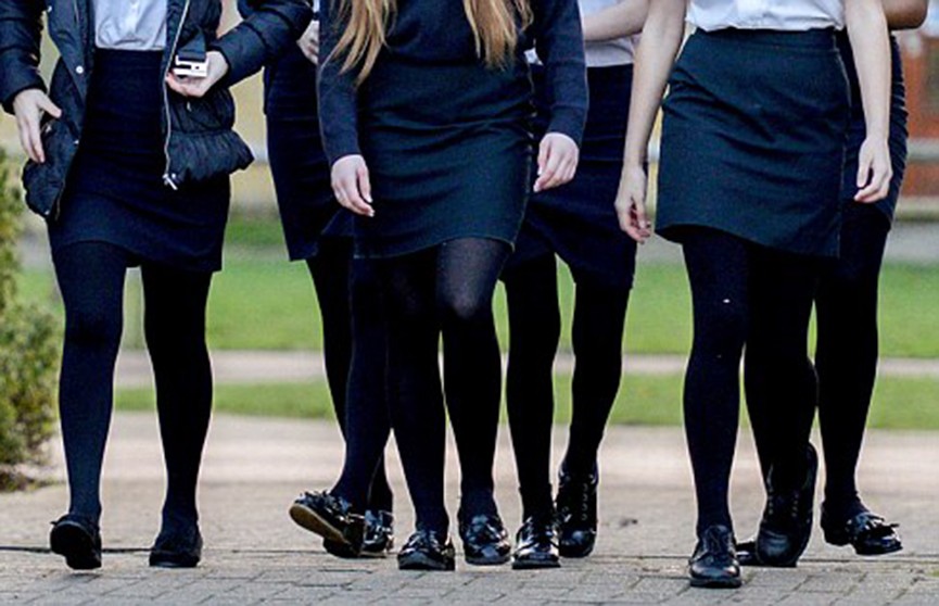 Директор школы: ученицы в коротких юбках провоцируют домогательства