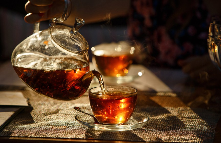 «Это национальный позор»: новый способ заваривания чая возмутил британцев (ВИДЕО)