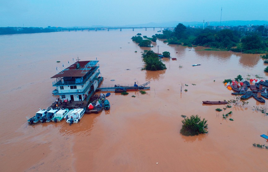 Вода затопила города и деревни на востоке Китая