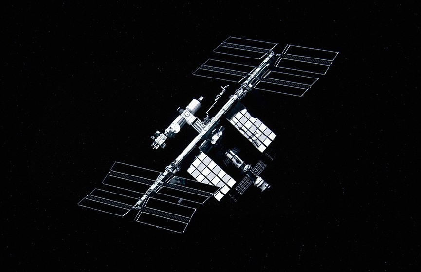 Роскосмос: космонавт Артемьев подключился к электропитанию МКС, ему ничего не угрожает