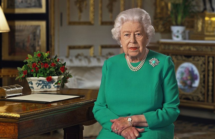 «Мы преодолеем это»: королева Елизавета II призвала британцев не падать духом во время борьбы с коронавирусом
