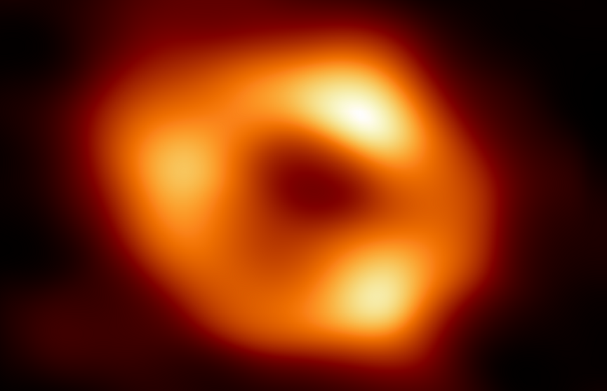 Ученые опубликовали первый в истории снимок черной дыры в центре Млечного Пути