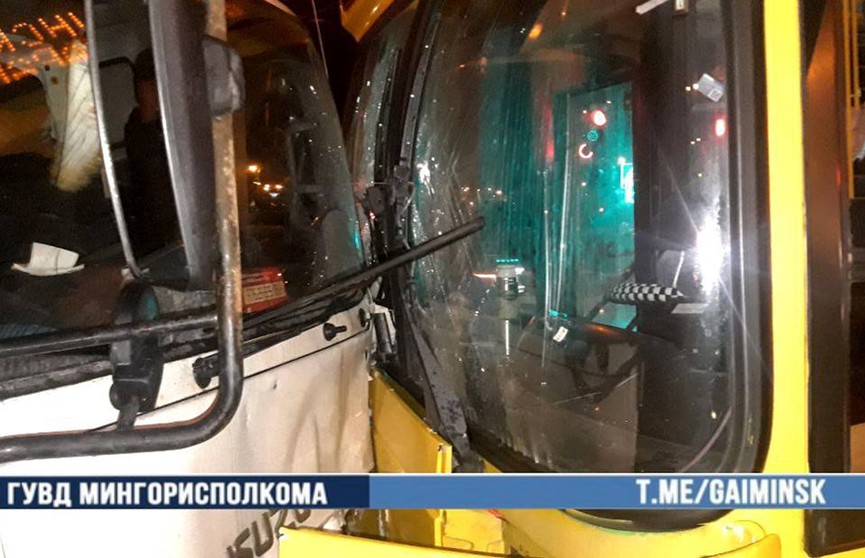 На перекрестке в Минске столкнулись автобус и грузовой автомобиль