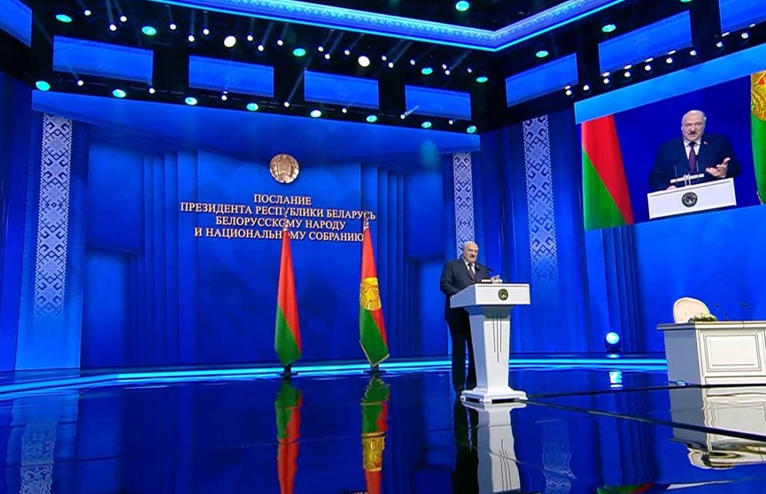 Лукашенко: у нас три госсимвола, а праздник посвящен лишь двум, надо исправить недоработку