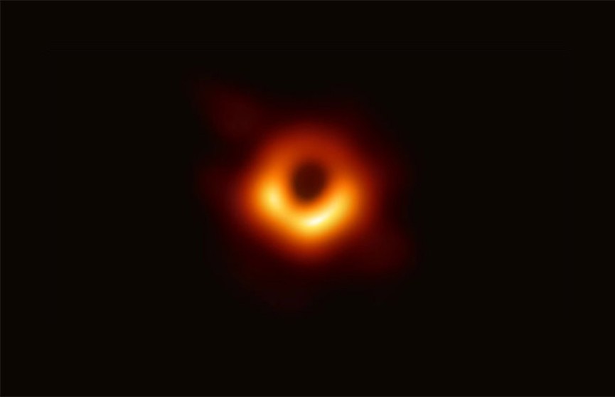 Астрофизики впервые показали изображение чёрной дыры